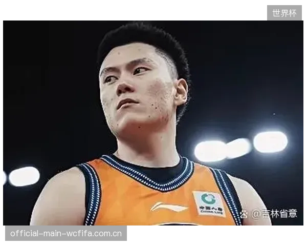 上海锋线李弘权荣获最具进步球员,其运动能力极大丰富了球队战术。 上海锋线李弘权荣获最具进步球员,其运动能力极大丰富了球队战术。
